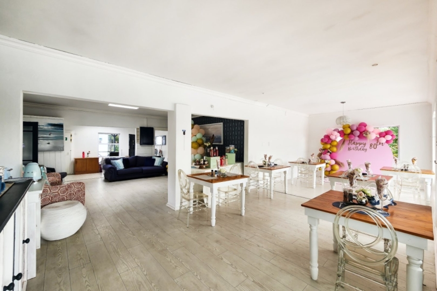 10 Bedroom Property for Sale in Bonza Bay Eastern Cape